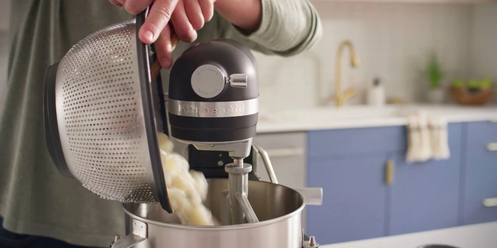 Mikser planetarny KitchenAid Artisan z podnoszoną dzieżą 5,6 l 5KSM60SPXEBM, czarny mat, zdjęcie 2