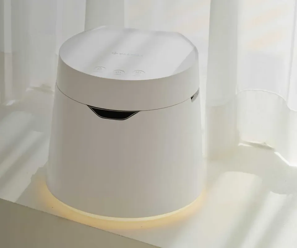 Biały nawilżacz Carepod na parapecie w słońcu