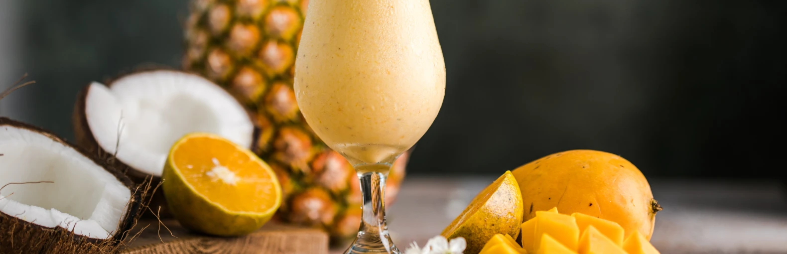 Rajskie Klimaty w Twoim Kieliszku: Piña Colada - Historia i Przepis