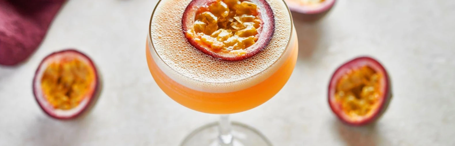 Passionfruit Martini: Koktajl, który rozpala zmysły