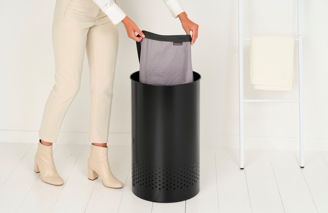 Kosz Na Bieliznę 60 L Z Pokrywą Czarny Mat 242380 - Brabantia