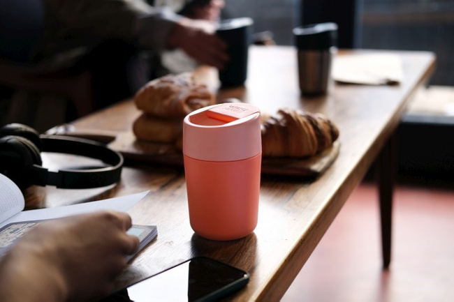 Kubek podróżny 340ml Sipp™, koralowy - Joseph Joseph