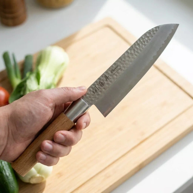 Nóż Santoku Yaxell Classic, stal molibdenowo-wanadowa, rękojeść z dębu, 16,5 cm