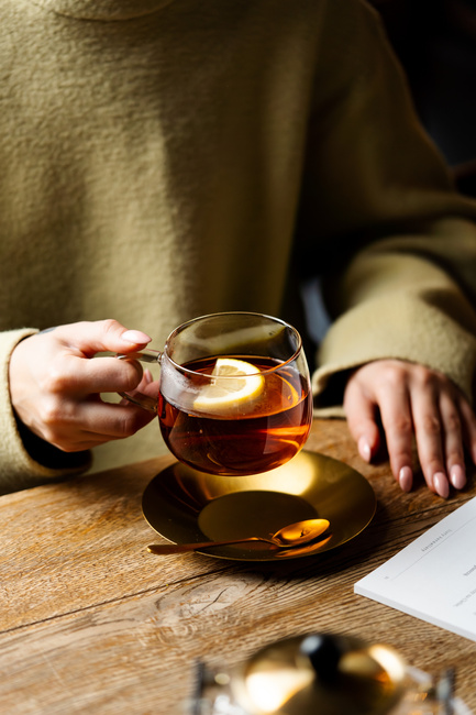 Filiżanka Eva 400 ml z łyżeczką i złotym spodkiem porcelana biała Vialli Design