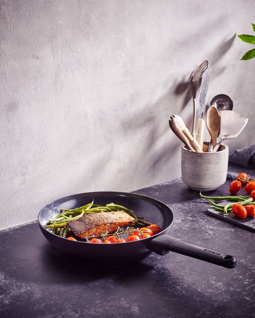 Patelnia Brabantia Nero 20 cm z ceramiczną powłoką, czarna