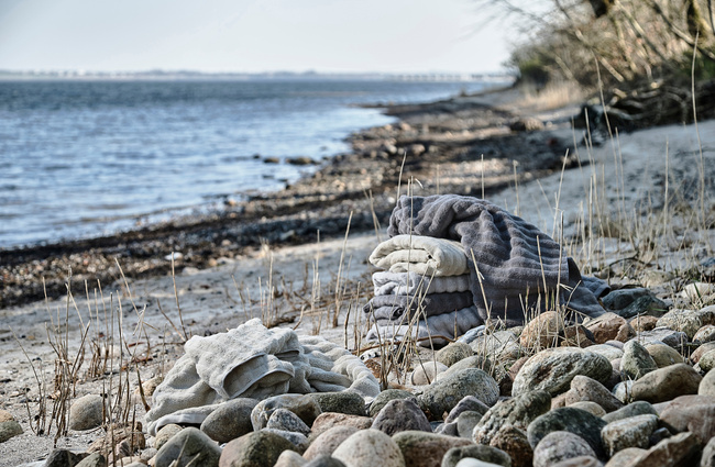 Ręcznik plażowy Zone Denmark Inu Taupe, 180 x 100 cm, bawełna 450 g/m²