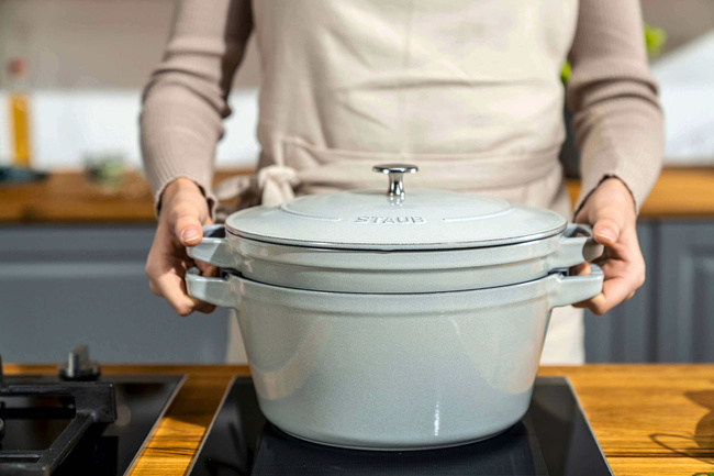 Zestaw 2 naczyń + pokrywka 24 cm Truflowy - Staub