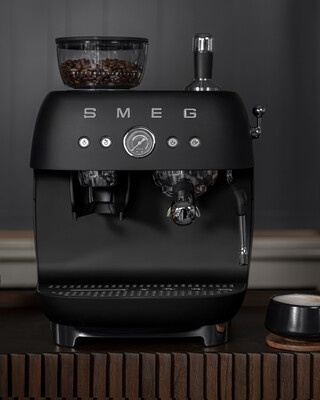 Smeg - Ekspres do kawy, kolbowy z wbudowanym młynkiem EGF03BLMEU 50's Style - czarny