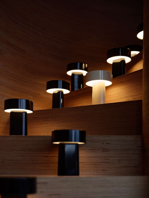Lampka bezprzewodowa LED Zone Denmark Oblong, czarna