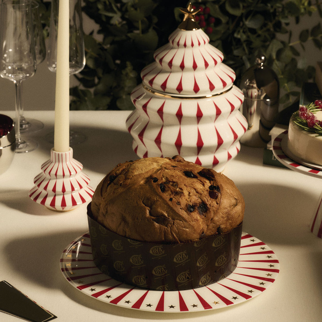 Porcelanowy talerz do serwowania panettone, zdobiony ręcznie przy pomocy kalkomani Delight - Alessi