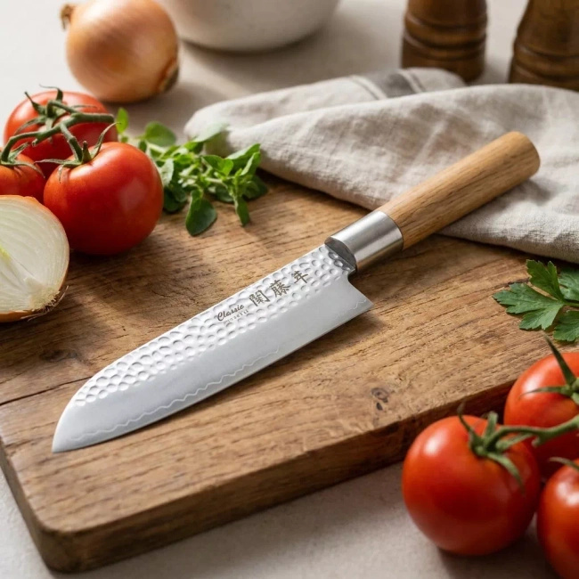 Nóż Santoku Yaxell Classic, stal molibdenowo-wanadowa, rękojeść z dębu, 16,5 cm