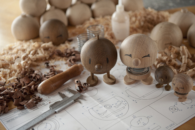Hoptimist Bumble S figurka z dębu Fsc dekoracja biurkowa smoked oak