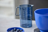 Dzbanek z miarką Rosti Mensura 1 l, Dusty Blue