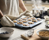 Forma na 12 muffinów Joseph Joseph Nest Bake ze stali węglowej, niebieska
