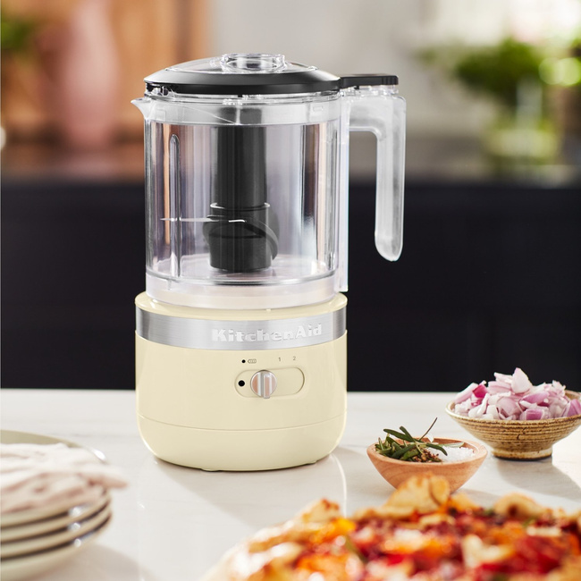 Bezprzewodowy malakser KitchenAid 1,1 l 5KFCB519EAC, kremowy