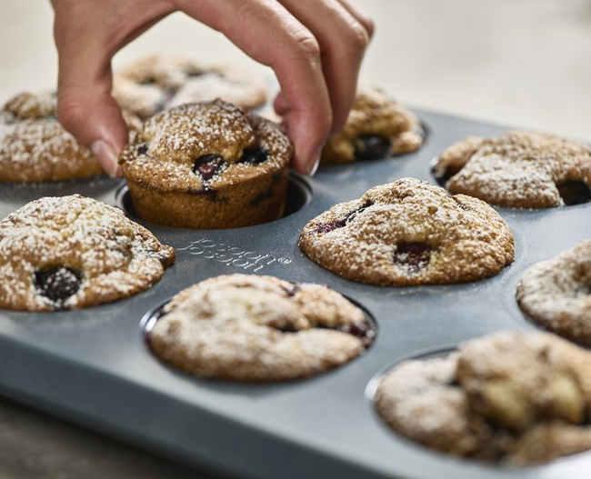Forma na 12 muffinów Joseph Joseph Nest Bake ze stali węglowej, niebieska