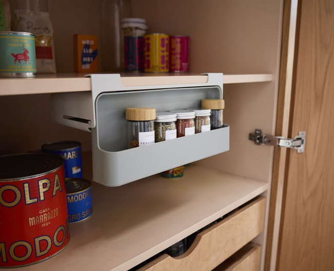 Organizer na przyprawy pod półkę Joseph Joseph CupboardStore, wysuwany, na 7 słoiczków