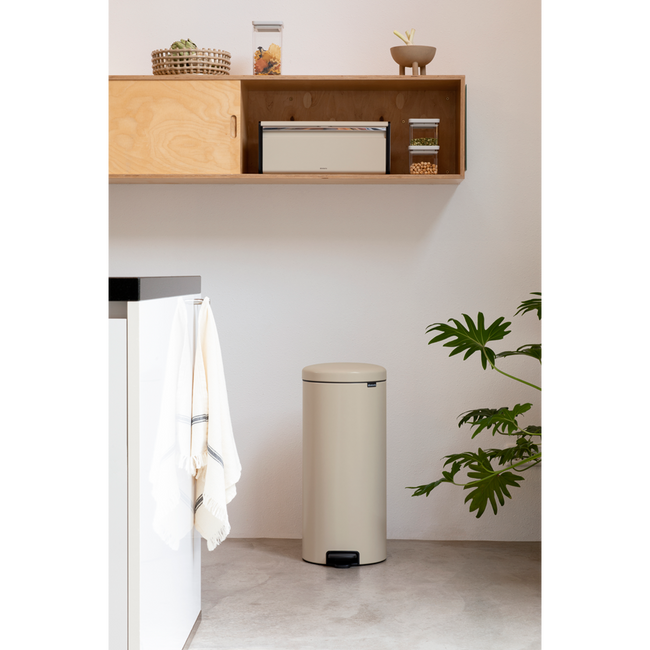 Kosz pedałowy Brabantia NewIcon 30 l, Soft Beige z powłoką mineralną