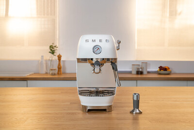 Smeg - Ekspres do kawy, kolbowy ECF03WHEU 50's Style - White