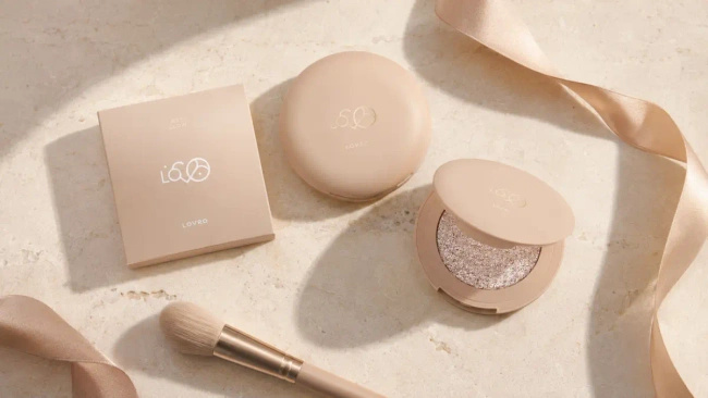 Rozświetlacz Lovro Wet Glow do oczu, twarzy i ciała, efekt mokrej tafli, 4,5 g