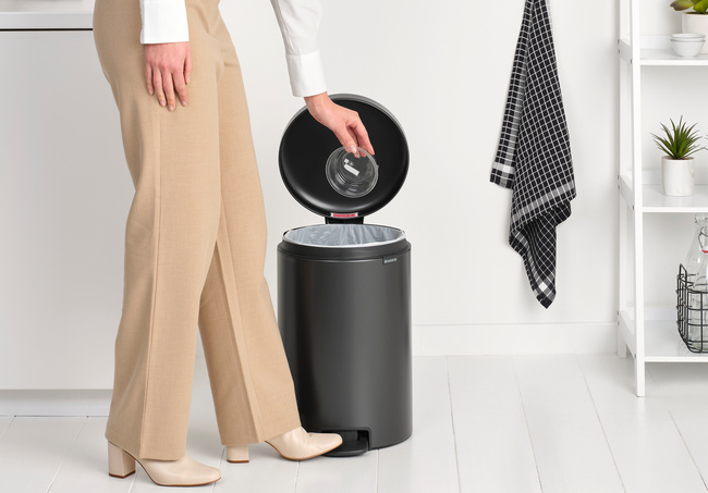 Kosz Pedałowy Newicon 20l Confident Grey 233500 - Brabantia
