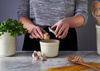 Pojemnik na czosnek z tarką Mason Cash Innovative Kitchen, kamionka, biało-szary