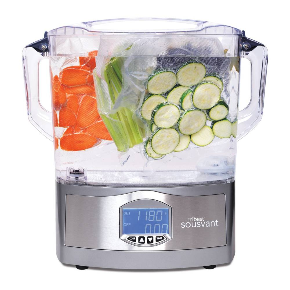 Urządzenie do sous vide Tribest Sousvant z przezroczystym zbiornikiem i próżniowo zapakowanymi warzywami