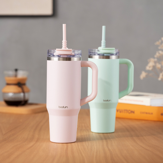Bodum kubek termiczny ze słomką i uchwytem Travel Mug 1.2 l Strawberry