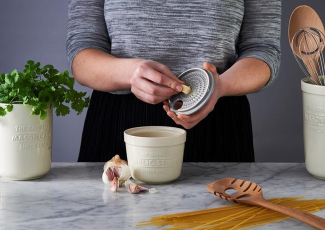 Pojemnik na czosnek z tarką Mason Cash Innovative Kitchen, kamionka, biało-szary