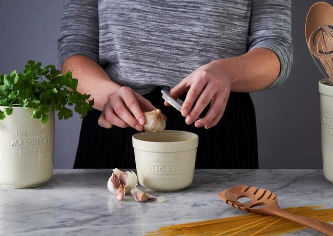 Pojemnik na czosnek z tarką Mason Cash Innovative Kitchen, kamionka, biało-szary