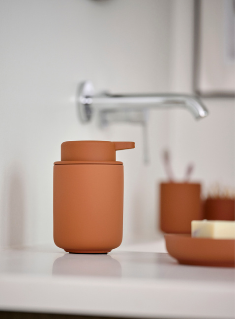 Mydelniczka Zone Denmark Ume Terracotta, powierzchnia miękka w dotyku
