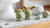Figurka Hoptimist Soft Lambert S Olive dekoracyjna na stół wielkanocny