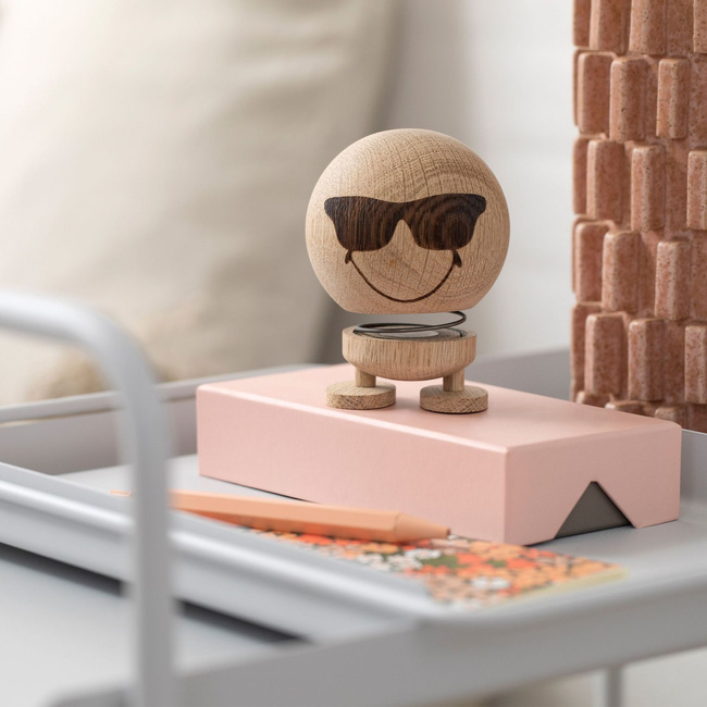 Figurka Hoptimist Smiley Cool M Raw Oak, uśmiech w okularach