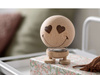Figurka Hoptimist Smiley Love M Raw Oak z oczami w kształcie serc