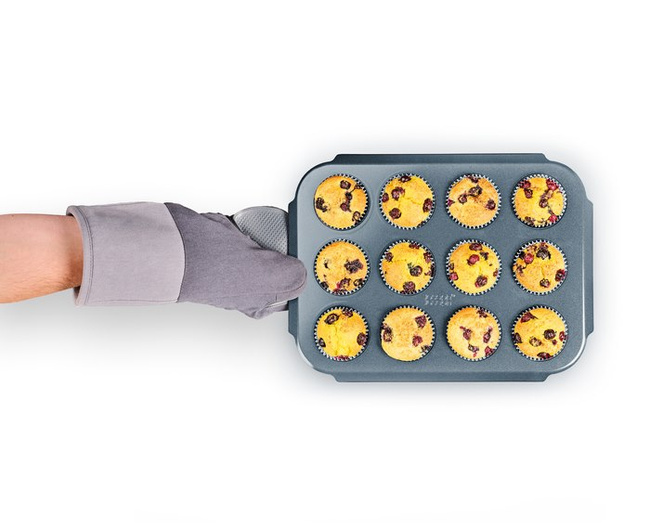 Forma na 12 muffinów Joseph Joseph Nest Bake ze stali węglowej, niebieska