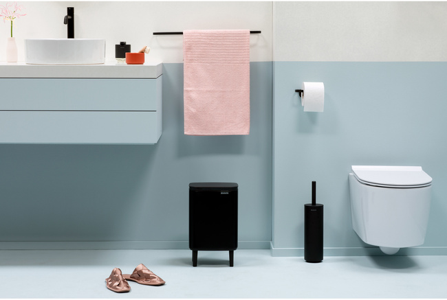 Kosz na śmieci Brabantia Bo Hi 7 l Matt Black na nóżkach