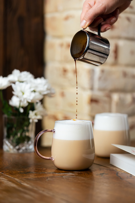 Komplet 2 szklanek Bolla 400 ml z różowym uchem Vialli Design
