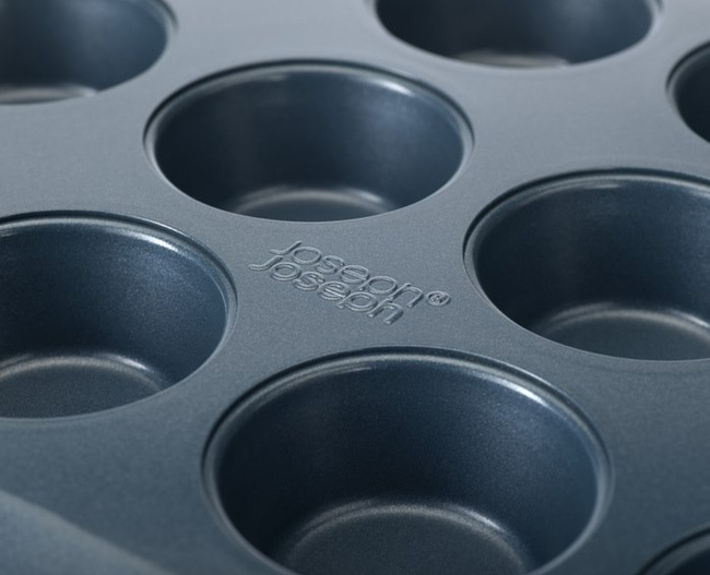 Forma na 12 muffinów Joseph Joseph Nest Bake ze stali węglowej, niebieska