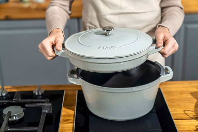 Zestaw 2 naczyń + pokrywka 24 cm Truflowy - Staub