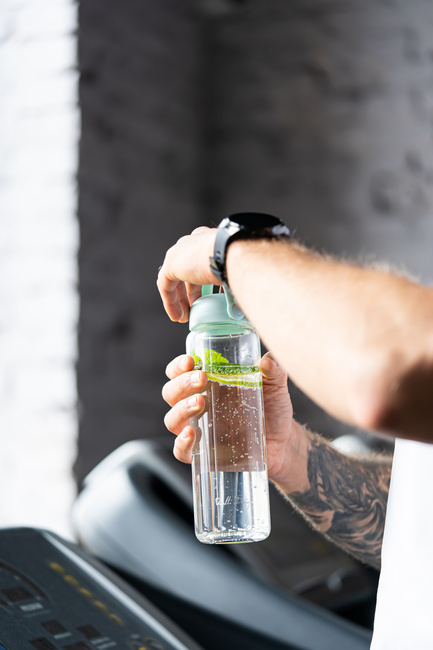 Szklana butelka na wodę Fuori 540 ml Miętowa 30251 - Vialli Design