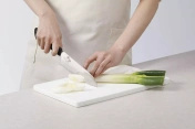 Nóż Santoku KAI Seki Magoroku Wakatake 16,5 cm, gładkie ostrze, 105 g