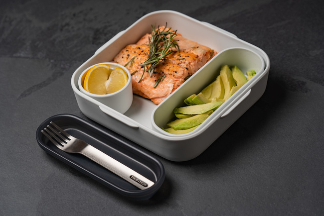 Lunch box kwadratowy Black+Blum 1 l, morski, z widelcem i pojemnikiem na sos