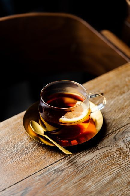 Filiżanka Eva 400 ml z łyżeczką i złotym spodkiem porcelana biała Vialli Design