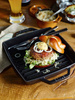Patelnia grillowa Staub kwadratowa 23 cm, żeliwna, z dwoma uchwytami, czarna