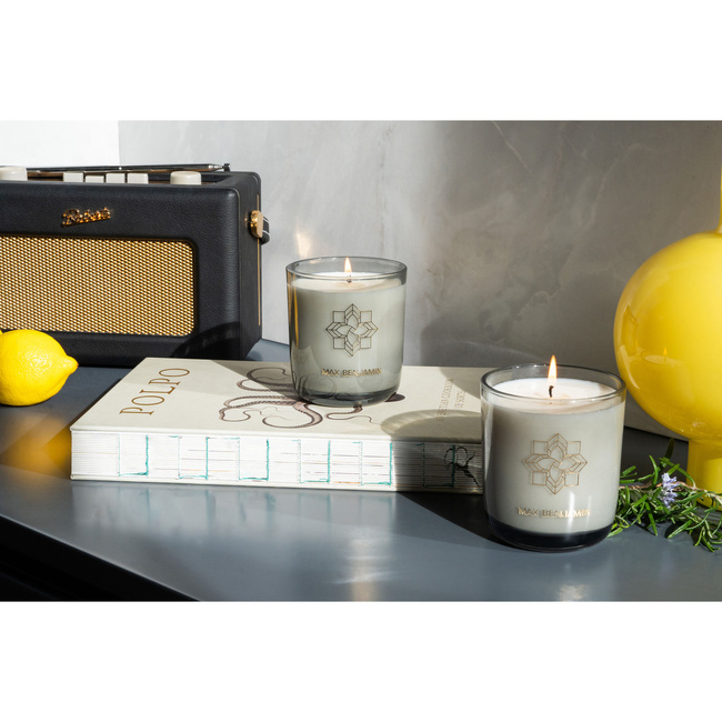Świeca French Linen Water 210 g - Max Benjamin