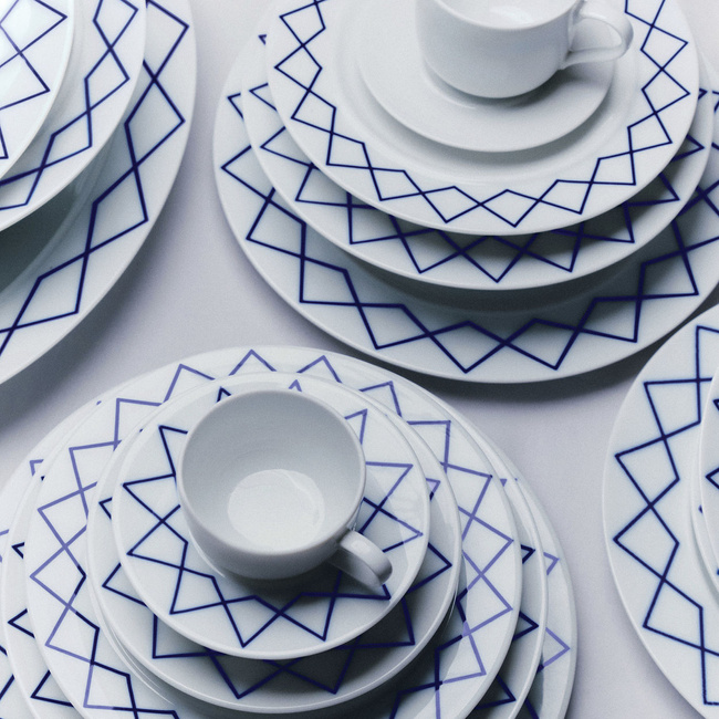 Płaski talerz porcelanowy 27 cm zdobiony Alessi La Bella Tavola