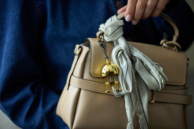 Zawieszka brelok Bumble 2w1 figurka Gold sprężynująca bag charm Hoptimist