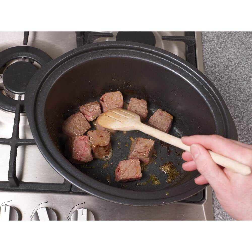 Obsmażanie wołowiny w garnku wolnowaru Morphy Richards na kuchence gazowej