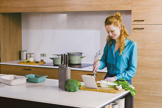 Bambusowa deska do krojenia z podstawką pod tablet, Balance 45 x 40 cm - Berghoff