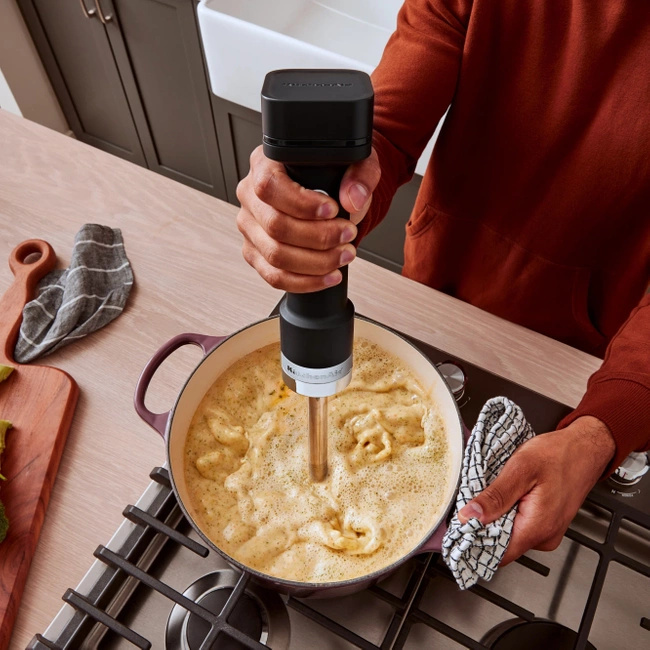 Bezprzewodowy blender ręczny KitchenAid Go z akcesoriami 5KHBRV75BM, czarny mat